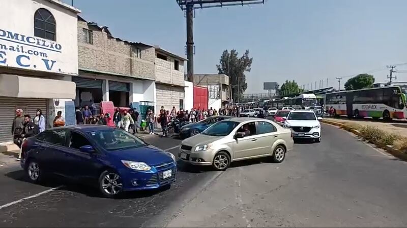 Vecino de Ecatepec bloquean Av Central Hank González a la altura de la estación Zodiaco Mexibús Línea 1