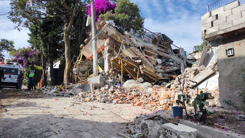 Fuerte explosión por fuga de gas destruye inmueble en la alcaldía Tlalpan