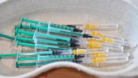 Polonia planea comenzar a cobrar por aplicar vacunas contra el Covid-19