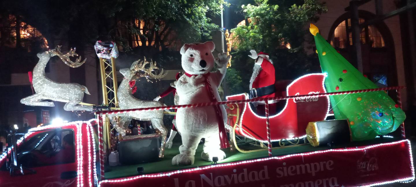 El desfile con camiones de una compañía de refrescos presentó a  personajes como duendes, osos polares y a Santa.