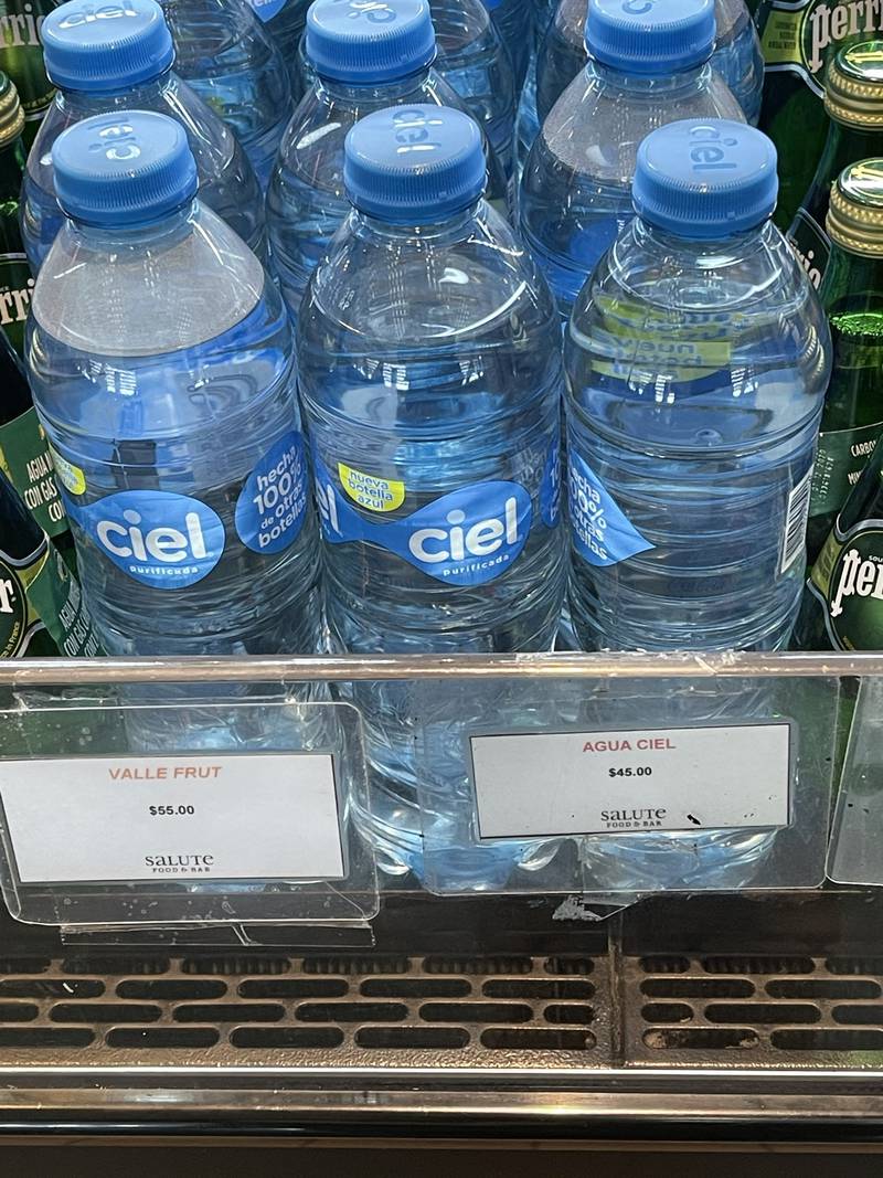 Agua embotellada en el Aeropuerto Internacional de la Ciudad de México en 45 pesos
