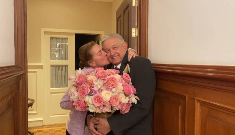 AMLO sorprendió con flores a Beatriz Gutiérrez Müller