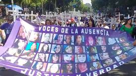 Mujeres marchan en ‘Día de Muertas’ por los feminicidios en el país 