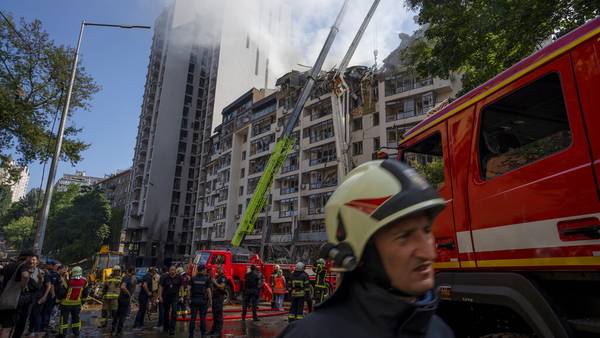 Misil ruso ataca edificio de departamentos en Kiev y provoca indignación mundial