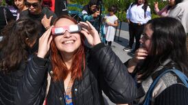 Expertos advierten riesgos de utilizar lentes ‘piratas’ para ver eclipse en México