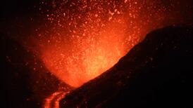 Reportan ríos de lava y lluvia de ceniza en Sicilia por erupción del volcán Etna