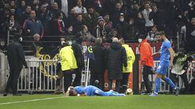 Payet recibe botellazo y se suspende el juego entre Lyon vs Marsella
