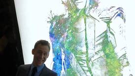 Tom Hiddleston rompe silencio habla sobre la bisexualidad de su personaje ‘Loki’