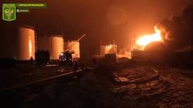 Terminal petrolera se incendia tras ataque con misiles en Ucrania