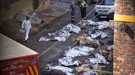 Fuerte incendio en edificio de Sudáfrica deja más de 70 muertos y decenas de heridos