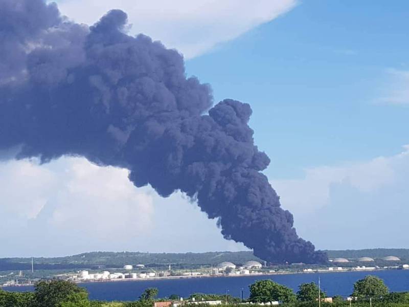 Incendio por explosión en puerto petrolero de Matanzas, Cuba.