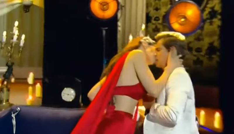 Sin dudas los besos al final de una canción son la moda en las presentaciones y así lo demostraron Natalia Oreiro y Carlos Baute en los Premios Platino.