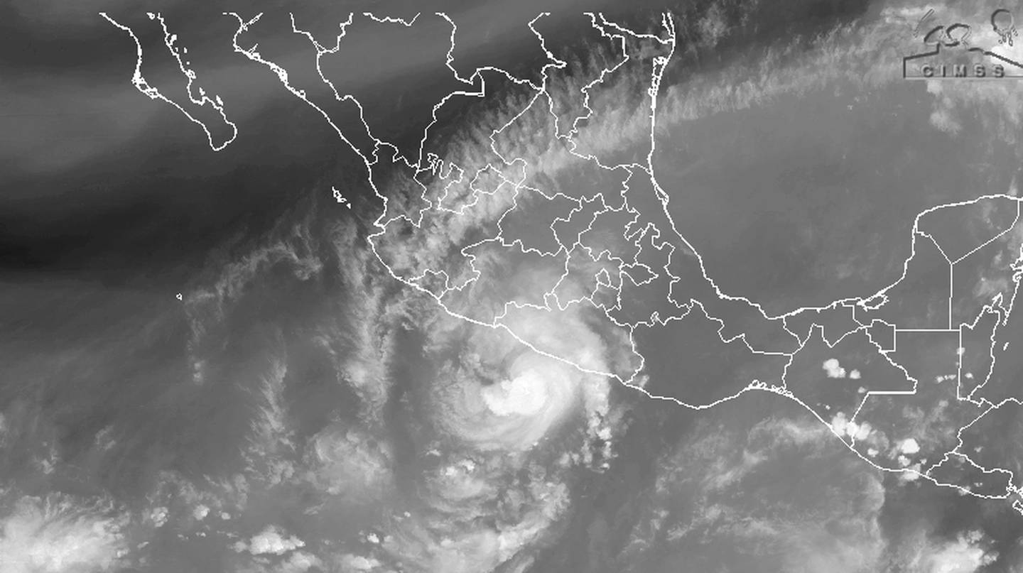 El huracán Rick entrará a México por Michoacán, pero generarán diversas tormentas que podrían provocar daños a la entidad.