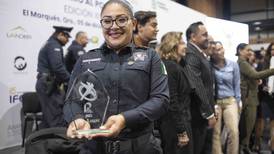 Premian Arlet Santiago como policía del año 2023