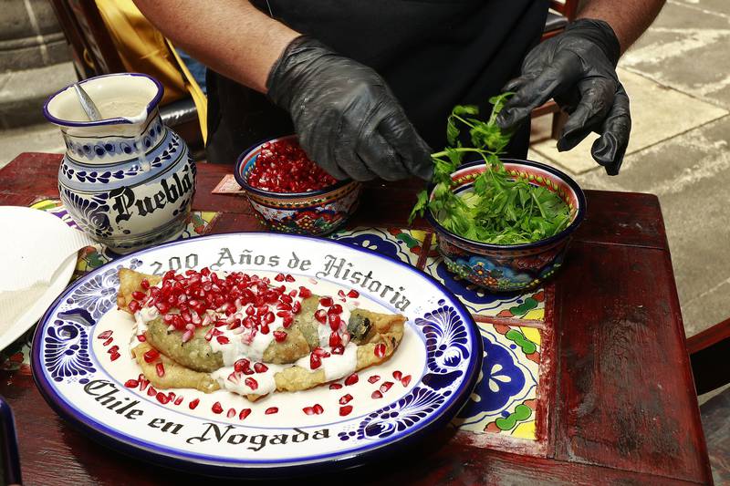 El Molote en Nogada llega como novedad durante la temporada gastronómica, creado a partir del tradicional platillo de chile