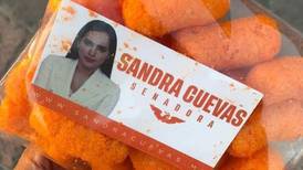¿Y la salsa? Critican a Sandra Cuevas por regalar bolsitas de chetos ‘piratas’