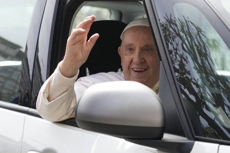 Papa Francisco en su salida del hospital