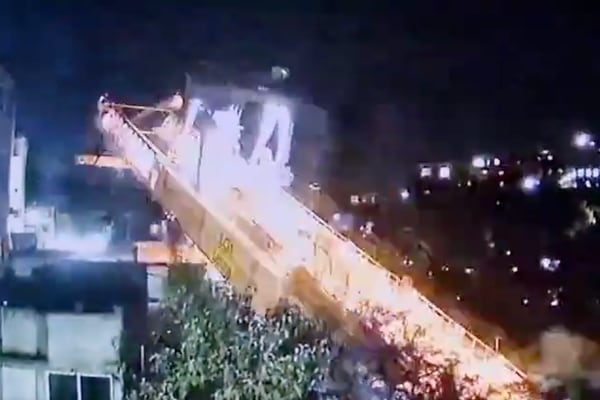 Captan momento exacto de caída de lanzadora de dovelas en el Tren México-Toluca