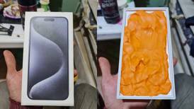 Compra en línea un iPhone 15 Pro Max, pero le entregan caja con plastilina