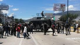 Fuerte enfrentamiento de manifestantes con la GN colapsa circulación en la Autopista del Sol