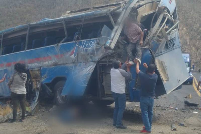 Autobús sufre volcadura en Oaxaca; se reportan más de 10 migrantes muertos