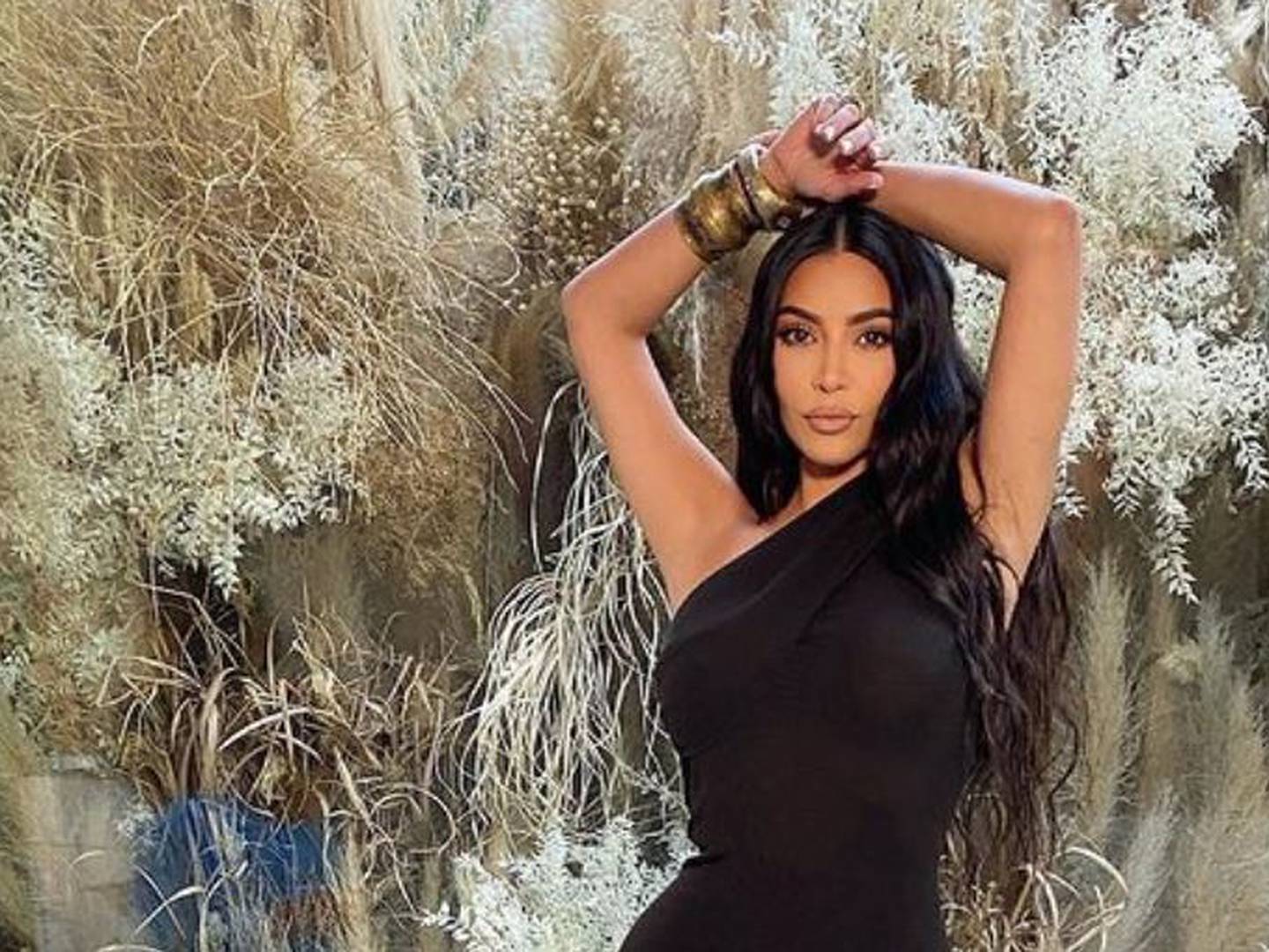 Kim Kardashian sorprende con un humilde vestido de tirantes negro