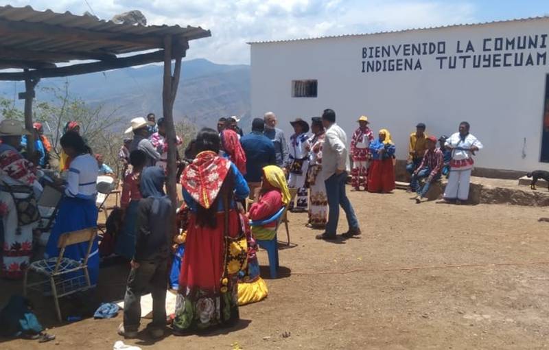 La Comisión advierte que los grupos armados se han instalado en diferentes tramos de la carretera Huejuquilla el Alto - San Andrés Cohamiata, la cual cruza territorios de los estados de Jalisco, Zacatecas, Durango y Nayarit.