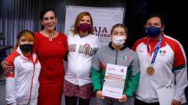 Aremi Fuentes recibe primer cheque del gobierno de Baja California