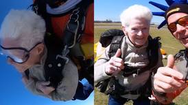 Con 94 años, cumple su sueño de saltar en paracaídas