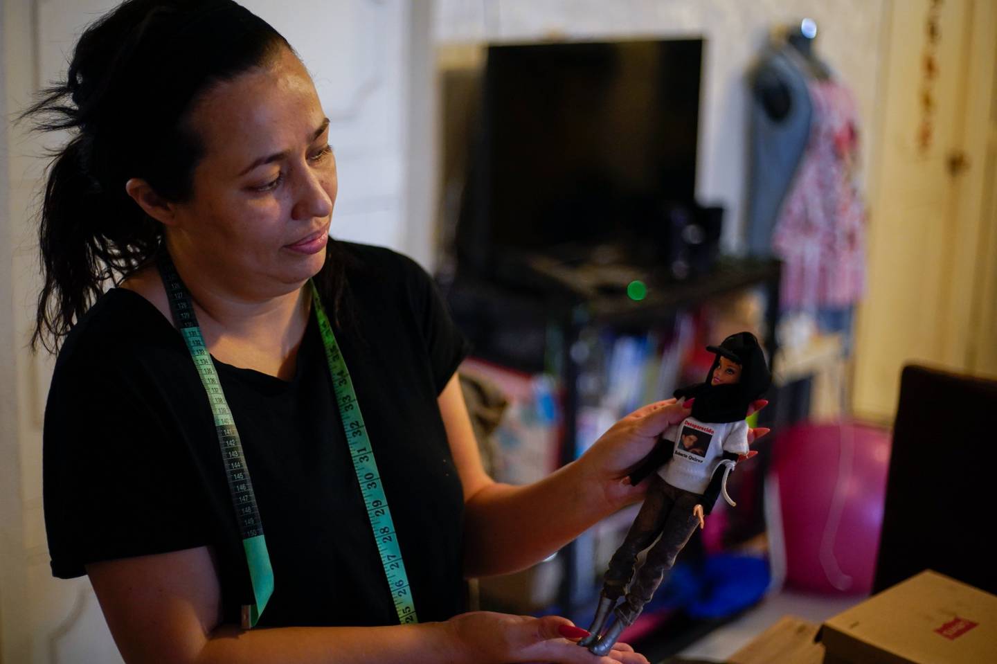 Delia Quiroa , líder del Colectivo 10 de Marzo Reynosa AC, crea la Barbie Buscadora (AP)