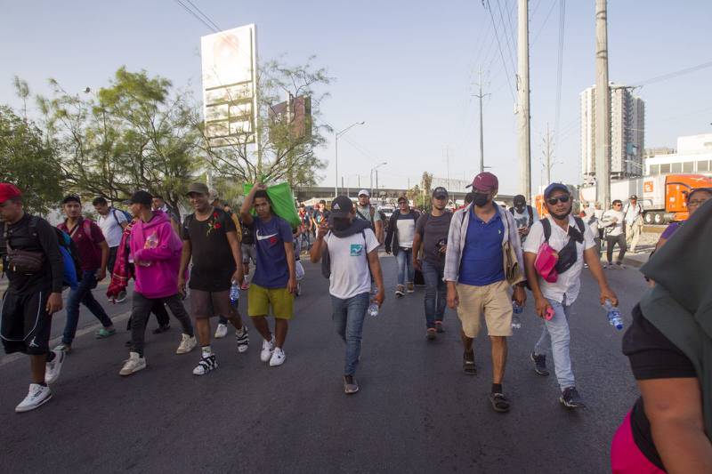 Las caravanas migrantes siguen llegando en masa a Nuevo León, en un intento por alcanzar la frontera.