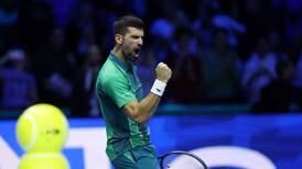 Djokovic le gana la partida a Alcaraz y defenderá su título de Finals