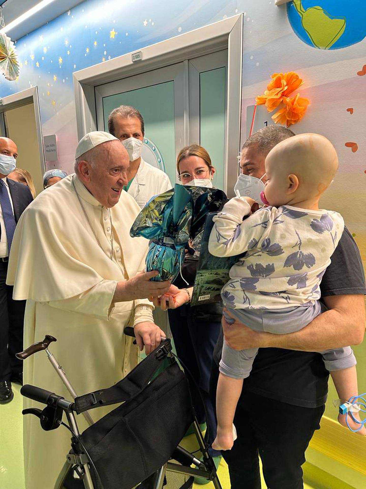 Papa Francisco bendijo a un recién nacido en el hospital donde ambas estaban