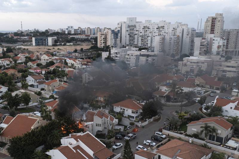 Una nube del humo señala el lugar donde un proyectil disparado desde la Franja de Gaza alcanzó una vivienda en Ashkelon, en el sur de Israel, el 7 de octubre de 2023. (AP Foto/Tsafrir Abayov)