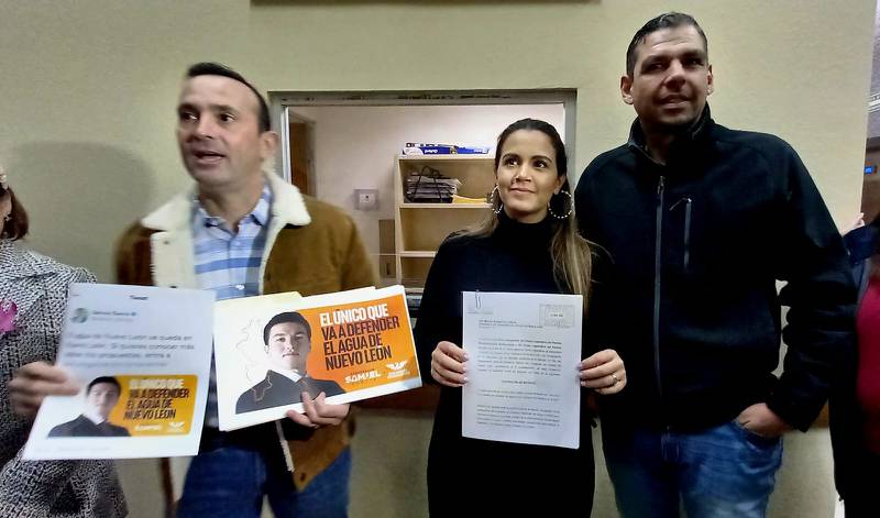 Carlos De la Fuente, Lorena De la Garza Venecia y Jesús Gómez presentaron el documento en la Oficialía de Partes de Congreso.
