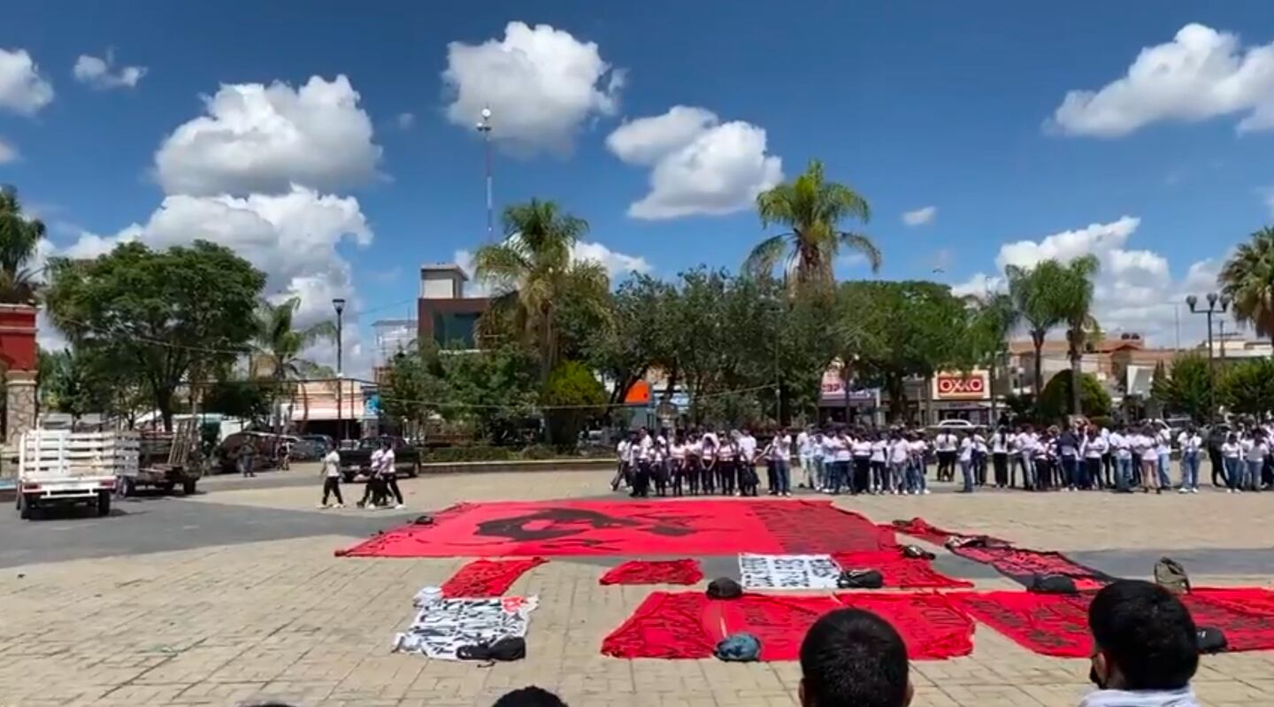 Estudiantes de la Escuela Normal Rural "Gral. Matias Ramos Santos", en Zacatecas, se solidarizaron con Ayotzinapa.
