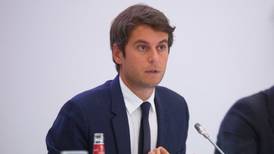 Francia designa a su primer ministro gay, el más joven de la V República