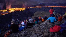 Volcán Fagradalsfjall en Islandia continúa en erupción y atrae a cientos de turistas