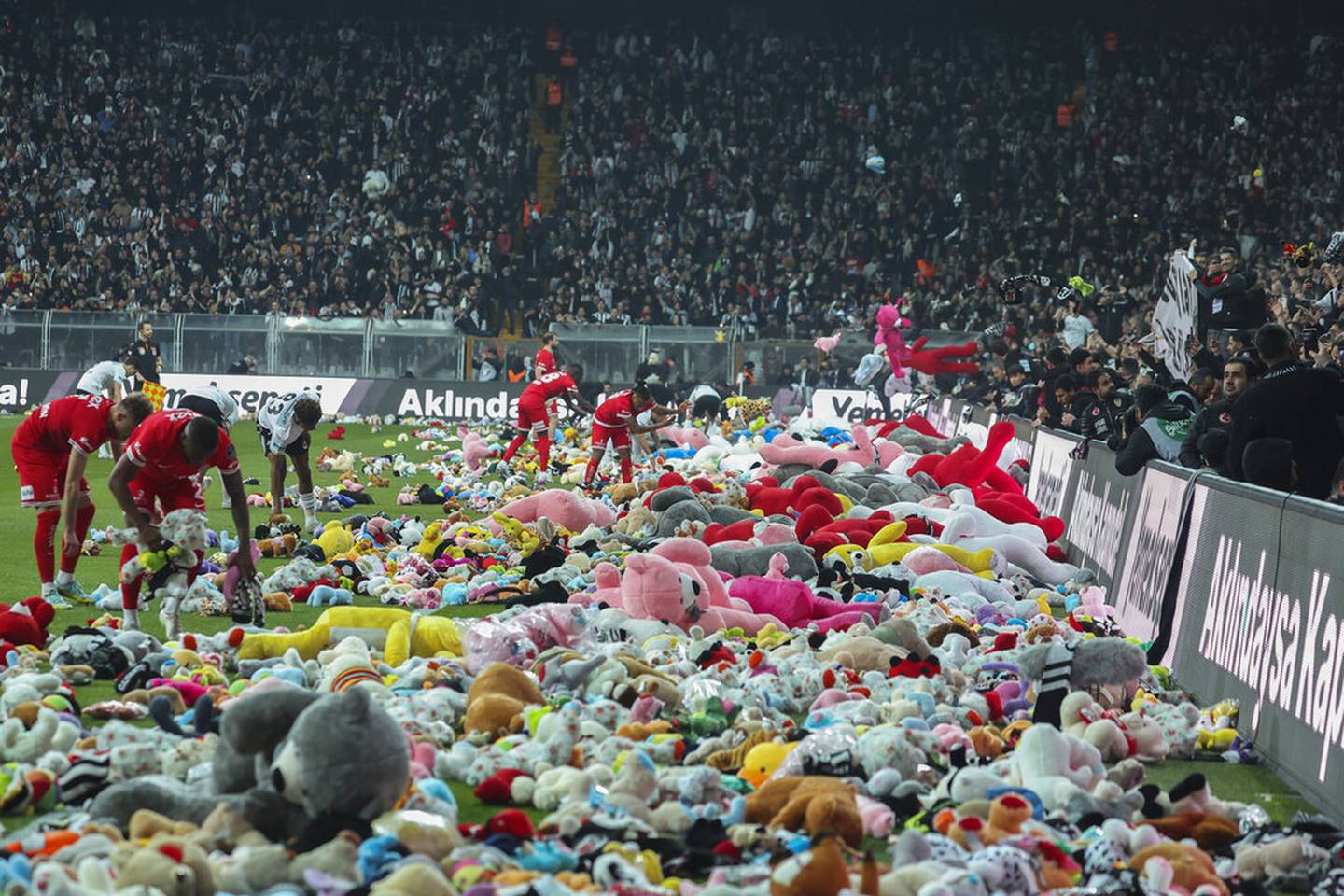 Aficionados lanzaron peluches en apoyo a víctimas por el apoyo al terremoto en Turquía.
