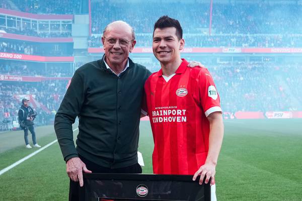 Chucky Lozano recibe homenaje por su ‘centenario’ con el PSV