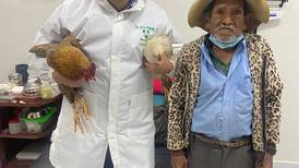 Anciano sin dinero paga con 2 gallinas su operación de próstata