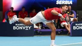 Djokovic califica a Serbia a cuartos de final pese a lesión en una muñeca