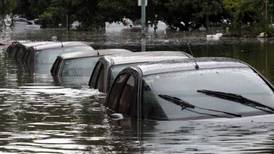 Fuga de agua provoca inundación en un estacionamiento de la colonia General Anaya