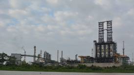 Tras incendio, refinería de Pemex en Minatitlán suspende operaciones durante 90 días