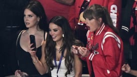 La caída de Lana del Rey en el Super Bowl que se viralizó: Ni Taylor Swift la pudo ayudar