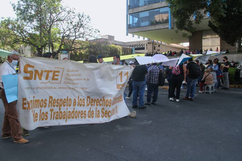 Integrantes de la SNTE realizaron un bloqueo sobre Avenida Revolución para exigir demandas laborales