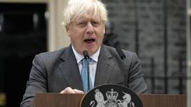 Boris Johnson viaja a Escocia para presentar su renuncia a Isabel II
