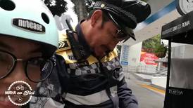 ¿Bicis pueden rebasar por la izquierda? Ciclista exhibe a policía por desconocer reglamento de tránsito