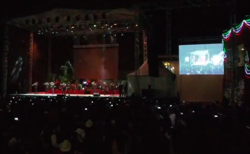 Los hechos ocurrieron en el municipio de Tecámac, donde la agrupación Pequeños Musical amenizó la noche mexicana.