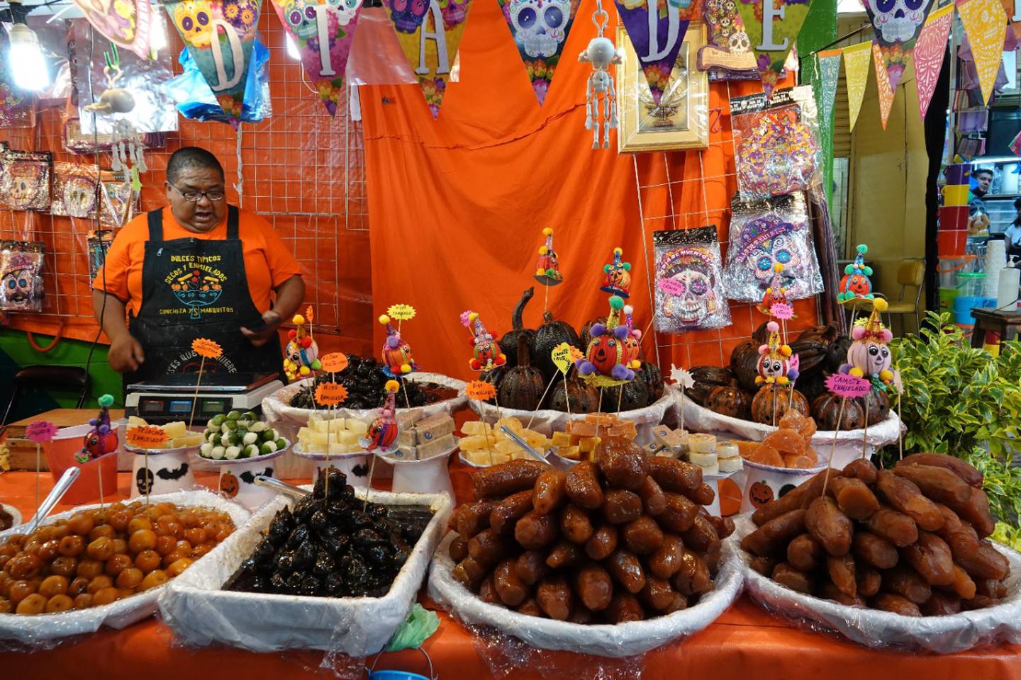 El precio de los platillos y dulces tradicionales para el Día de Muertos reportan aumentos de hasta 45%.